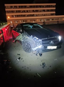 Unfall auf Parkdeck mit beschädigtem Mercedes E-Klasse Coupe