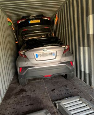 Ein Überseecontainer mit je einem in Frankreich und in den Niederlanden gestohlenen SUV