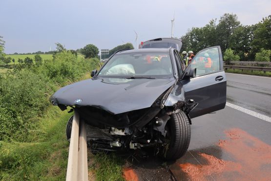 BMW in Leitplanke