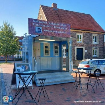 Symbolfoto Infostand Kriminalpolizei