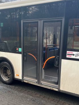 beschädigte Bustür