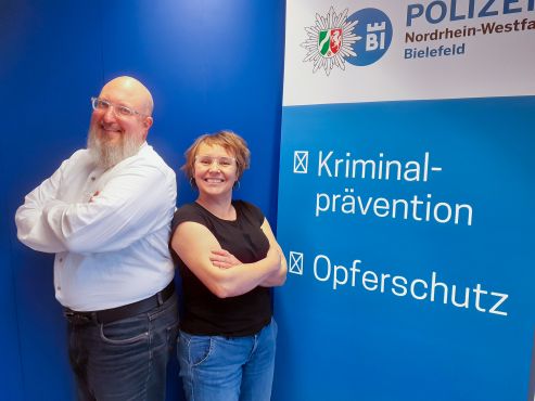 (V.l.) RBr Tomanek und RBe Post vom Kriminalkommissariat 34 zuständig für Kriminalprävention und Opferschutz