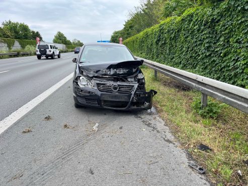 beschädigter PKW auf Seitenstreifen