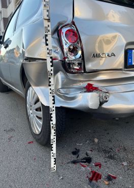 beschädigter geparkter PKW