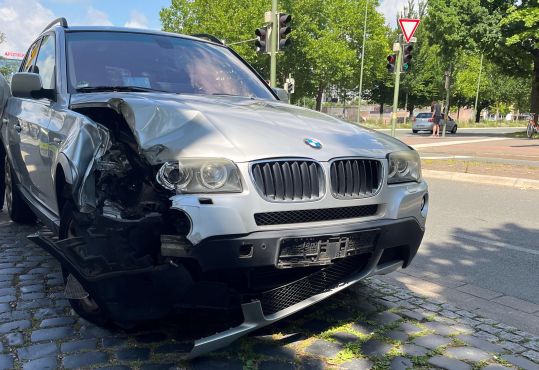 Beschädigter SUV nach Anstoß gegen Ampelmast