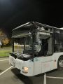 Bus mit fehlender Frontscheibe